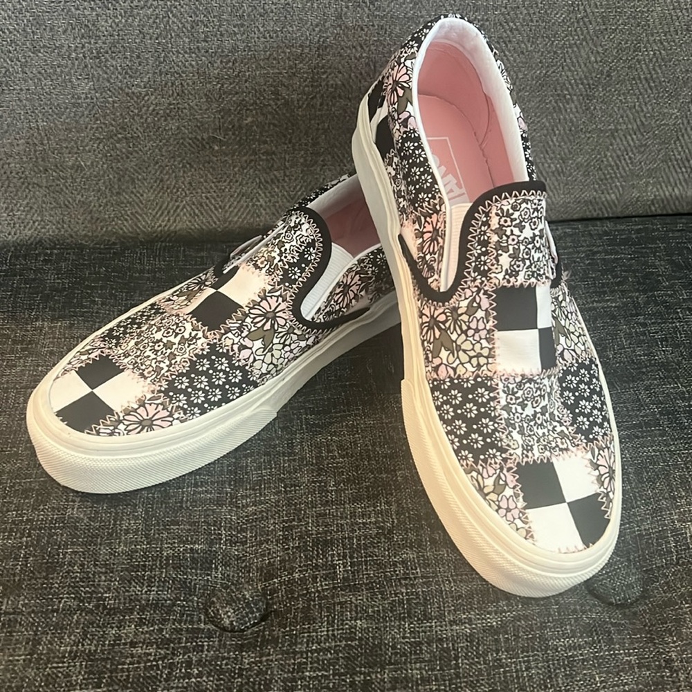 Women’s Vans Slip on multi-colored shoes! Never been Worn Size 7.5!